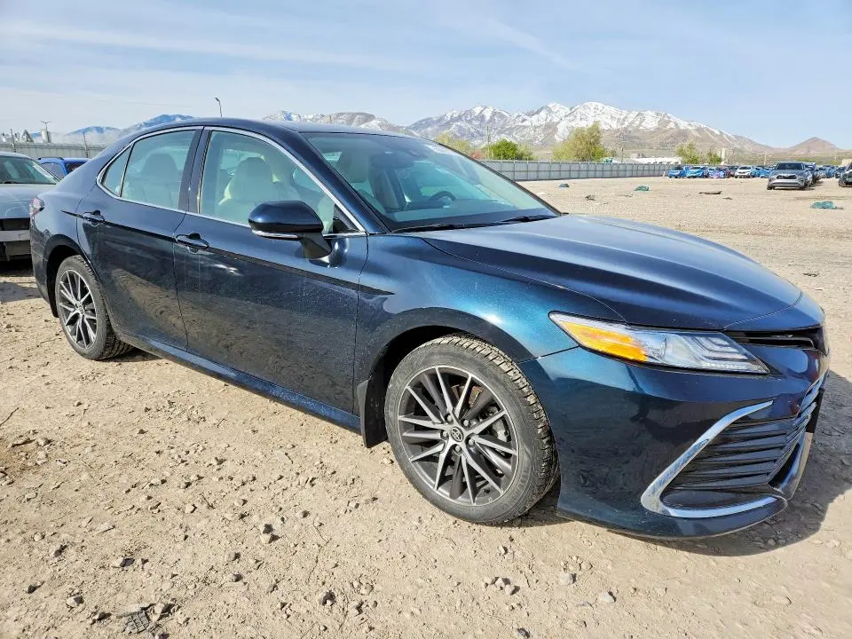 2021 TOYOTA CAMRY XLE  