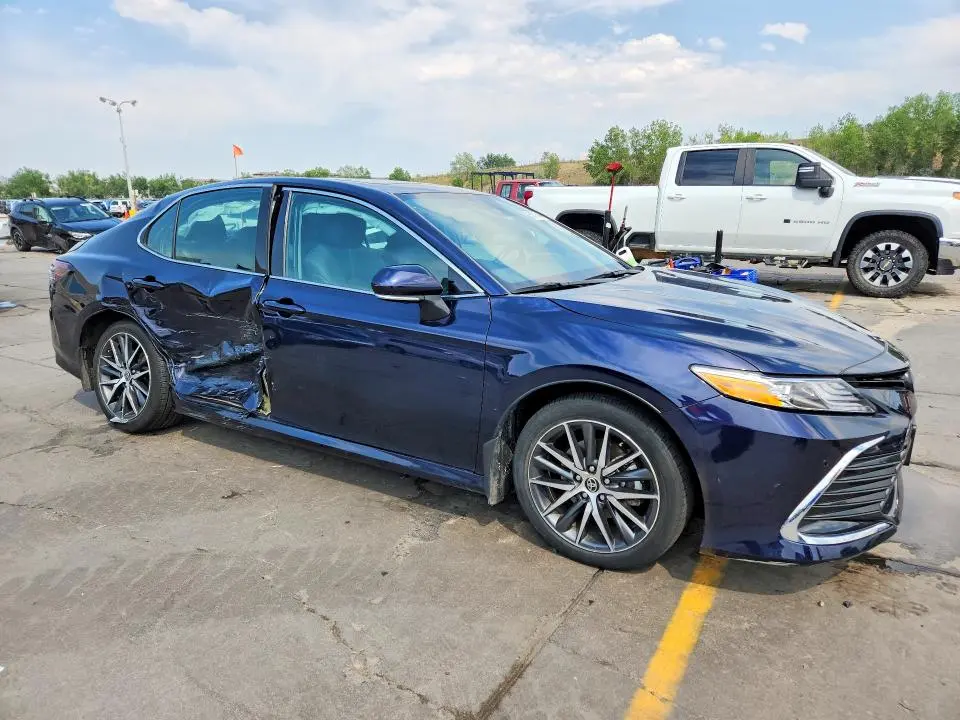 2022 TOYOTA CAMRY XLE  