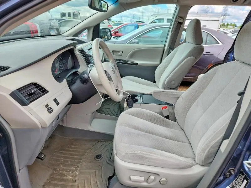 2013 TOYOTA SIENNA LE  