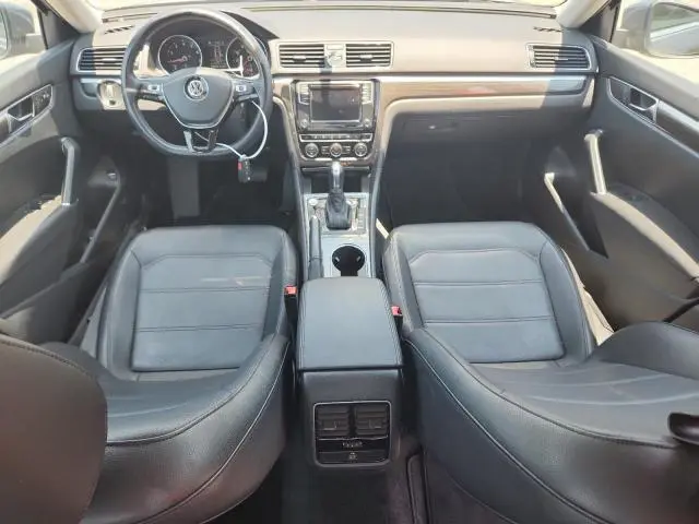 2017 VOLKSWAGEN PASSAT SE  