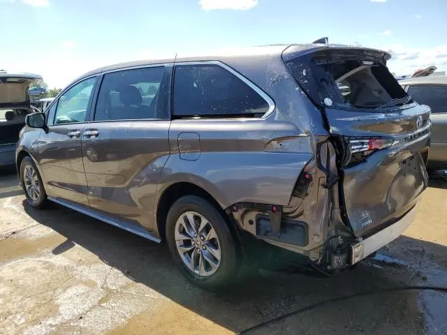 2021 TOYOTA SIENNA XLE  
