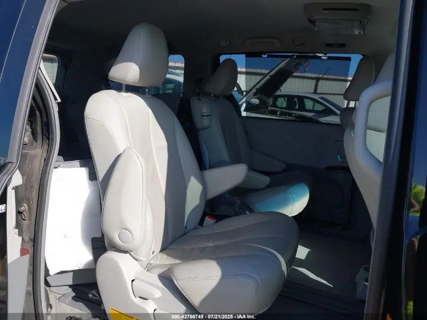 2013 TOYOTA SIENNA XLE V6 8 PASSENGER