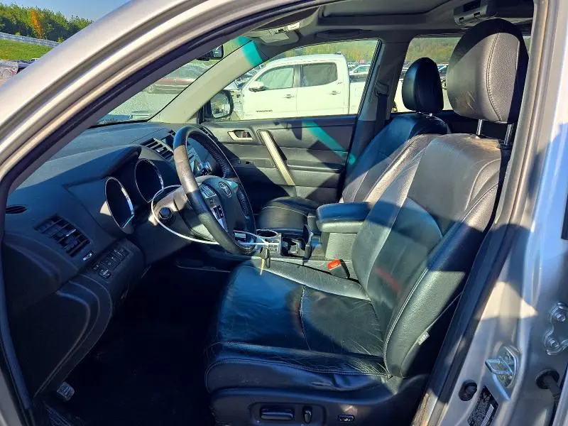 2011 TOYOTA HIGHLANDER SE  