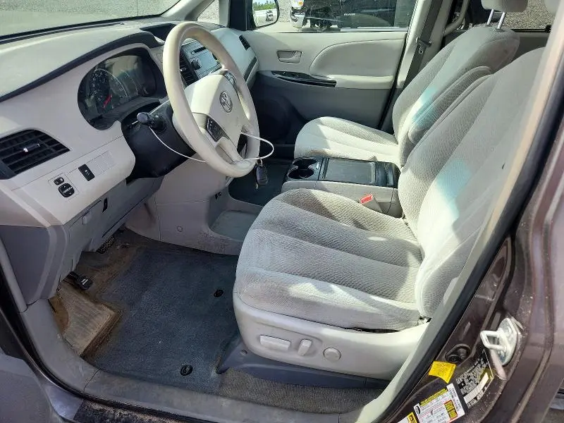 2013 TOYOTA SIENNA LE  