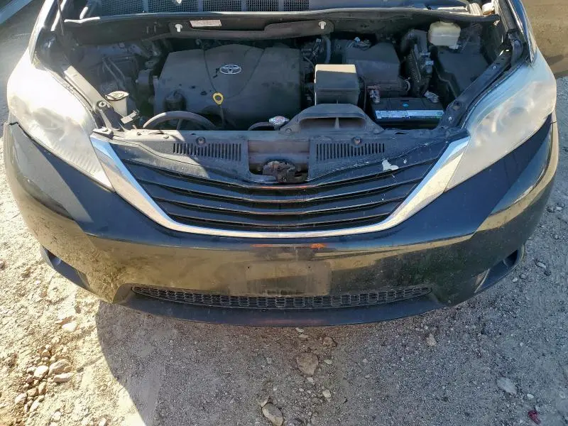 2017 TOYOTA SIENNA LE  