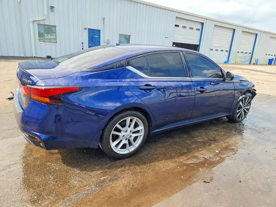 2022 NISSAN ALTIMA SR  