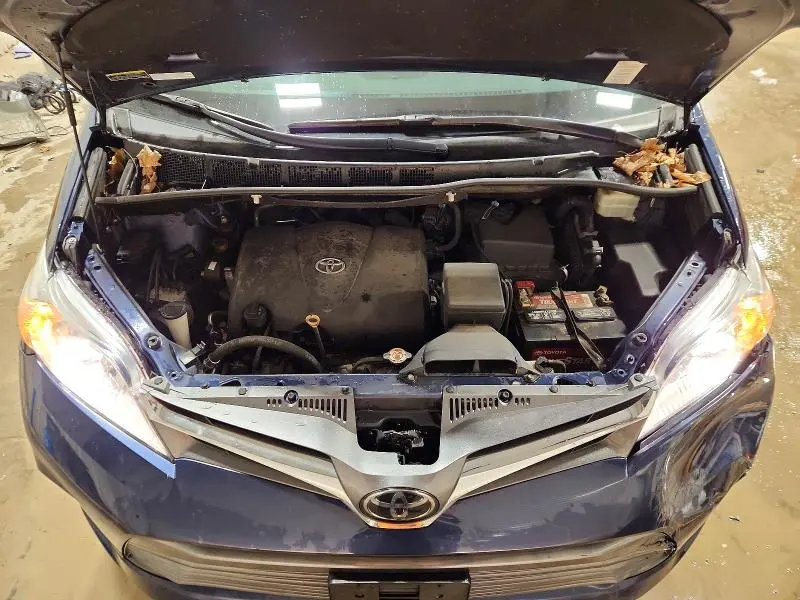 2018 TOYOTA SIENNA XLE  