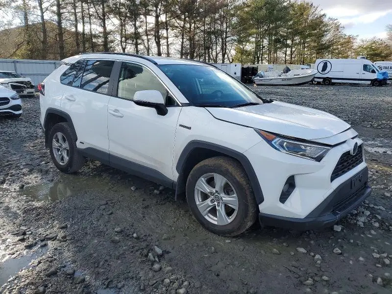 2021 TOYOTA RAV4 XLE  