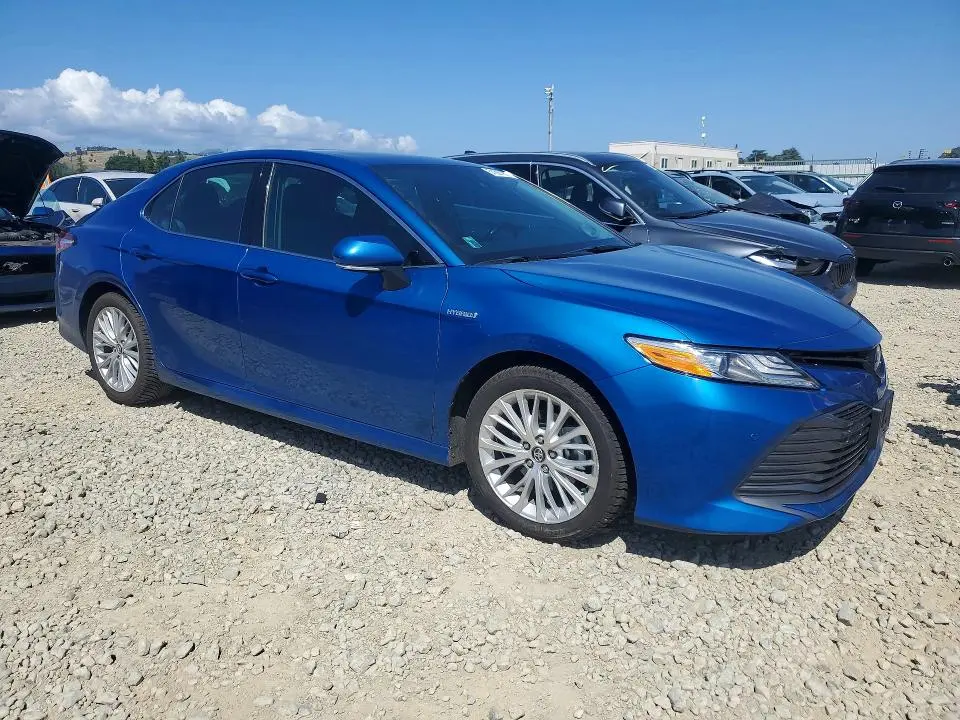 2020 TOYOTA CAMRY XLE  