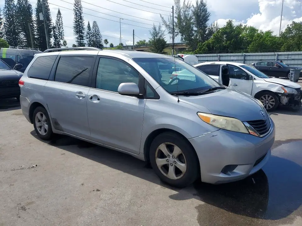2014 TOYOTA SIENNA LE  