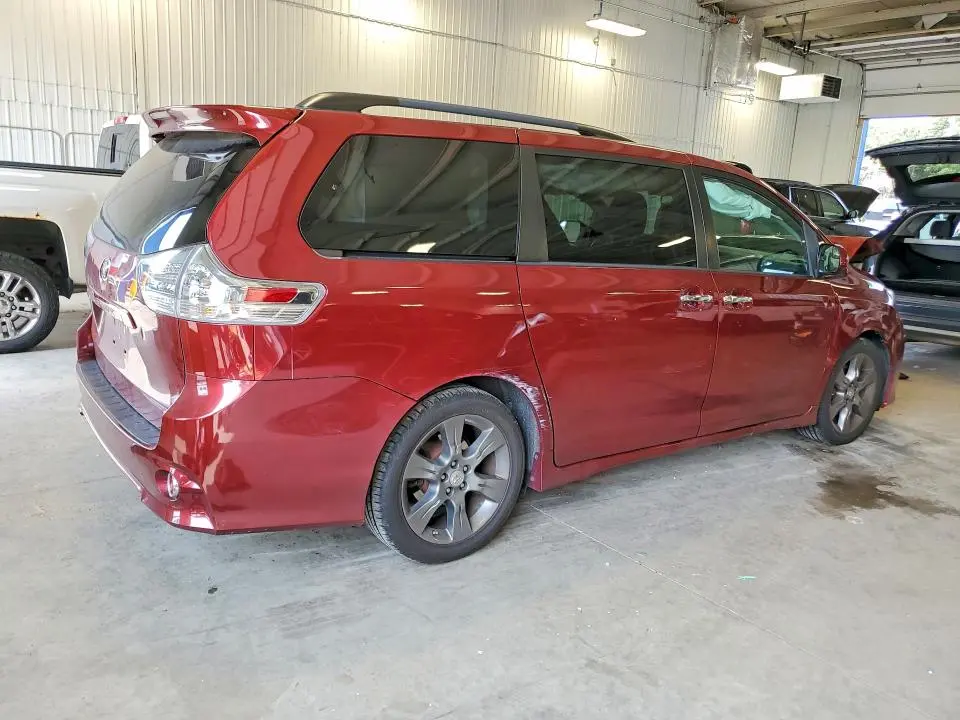 2016 TOYOTA SIENNA SE  