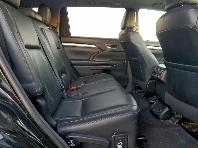 2018 TOYOTA HIGHLANDER SE  