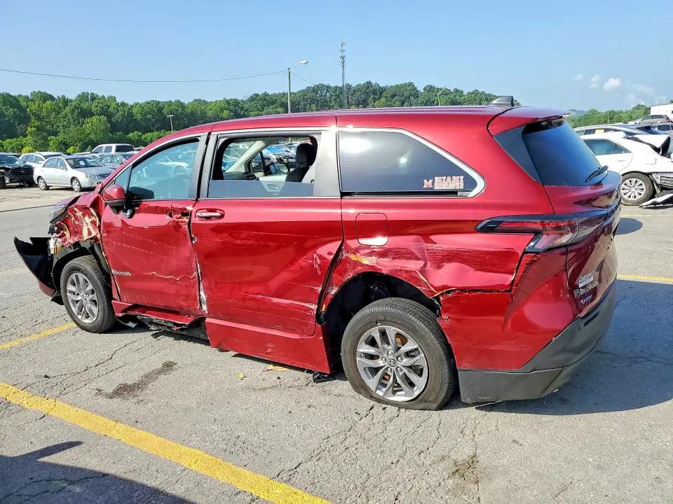 2025 TOYOTA SIENNA XLE 8-PASSENGER  