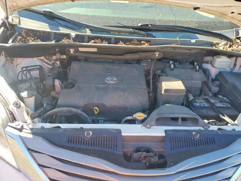 2014 TOYOTA SIENNA XLE 8-PASSENGER  
