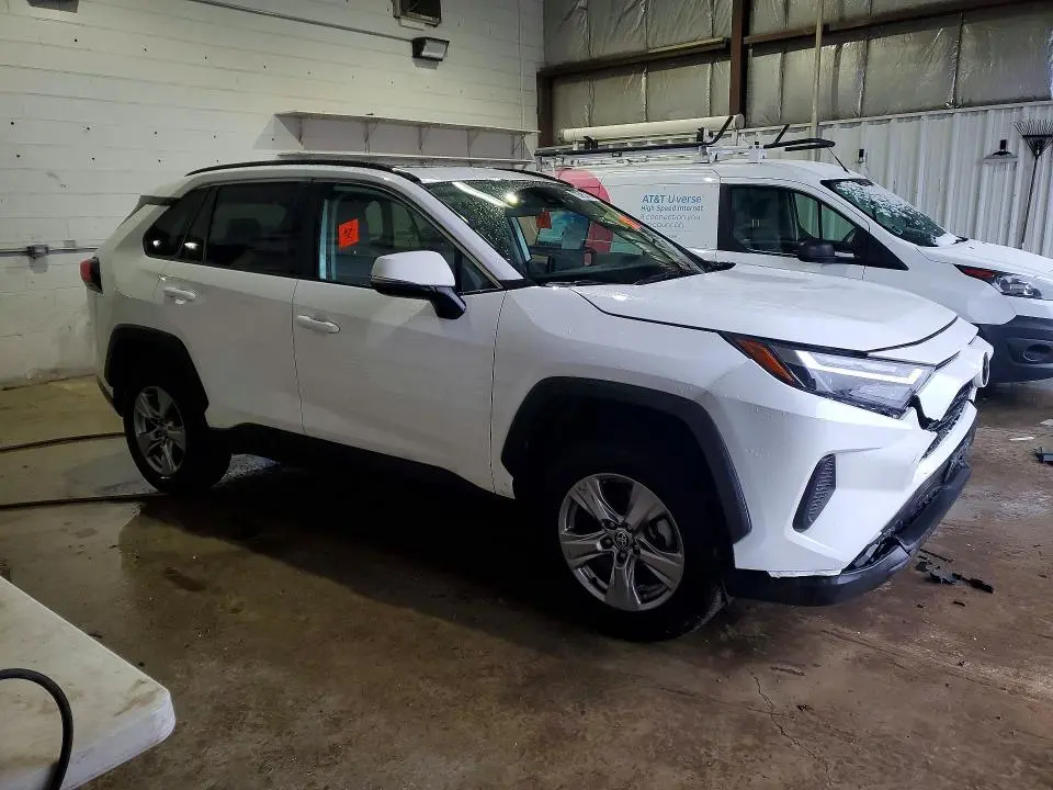 2022 TOYOTA RAV4 XLE  