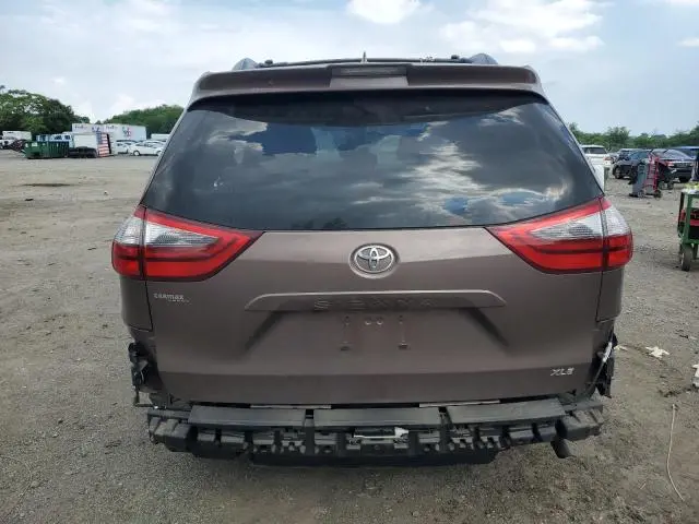 2020 TOYOTA SIENNA XLE  