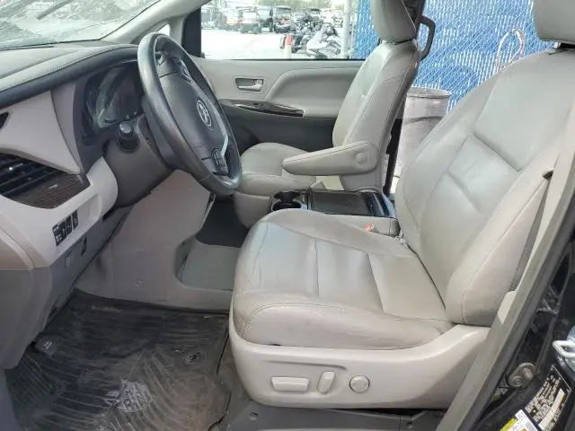 2017 TOYOTA SIENNA XLE  