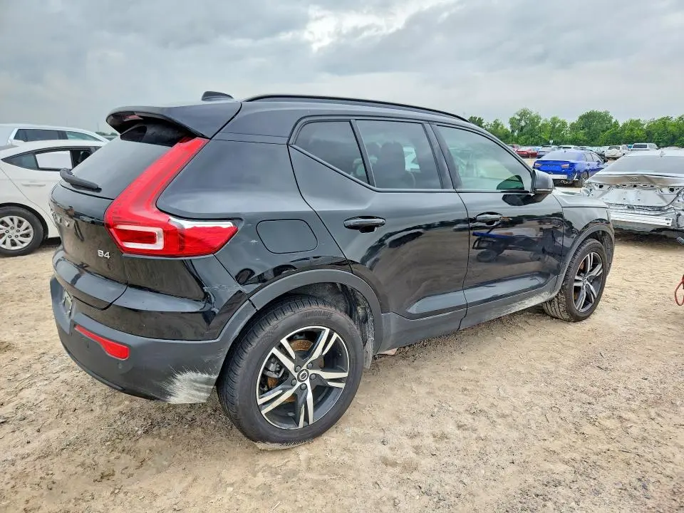 2023 VOLVO XC40 PLUS  