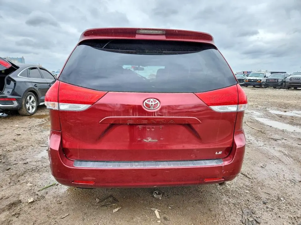 2013 TOYOTA SIENNA LE  