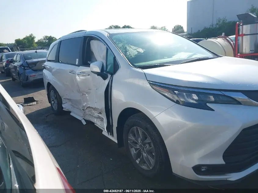 2025 TOYOTA SIENNA XLE