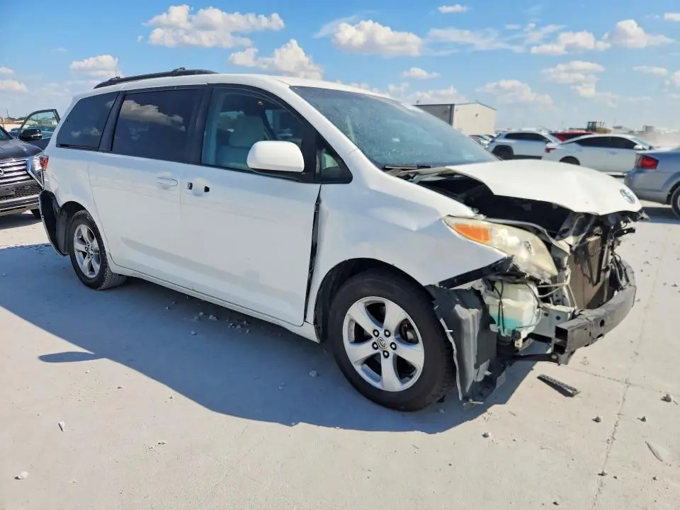 2015 TOYOTA SIENNA LE  