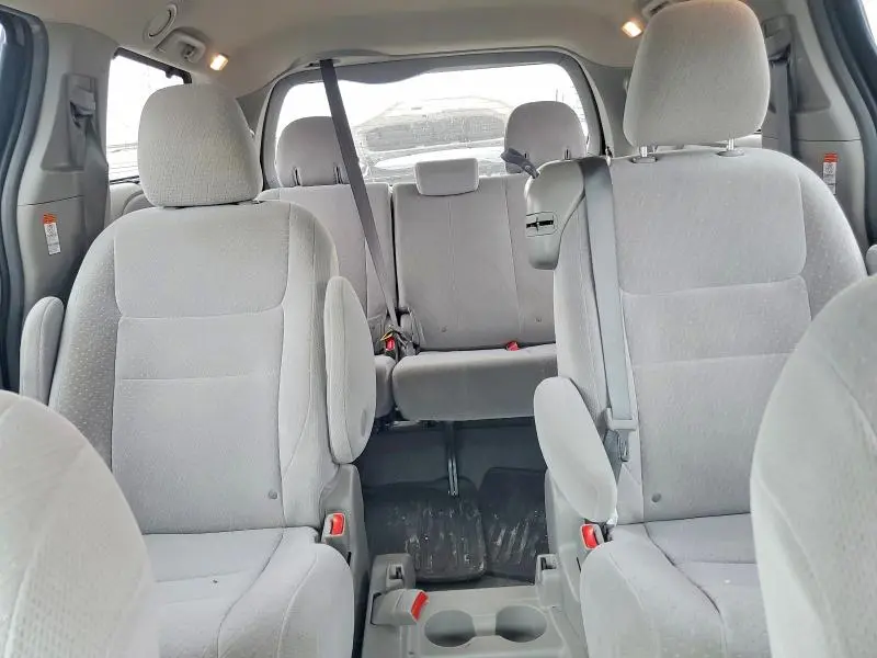 2015 TOYOTA SIENNA LE 8-PASSENGER  