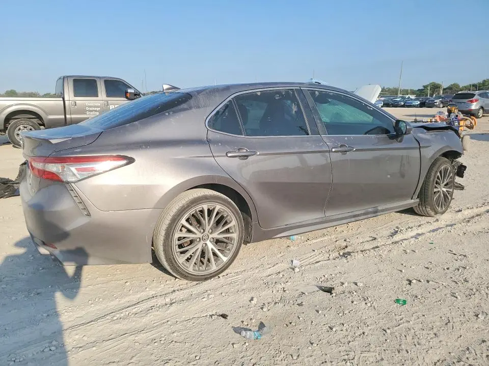 2019 TOYOTA CAMRY SE  
