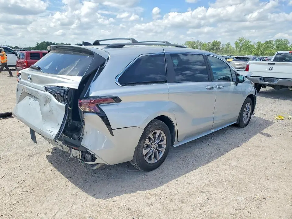 2025 TOYOTA SIENNA XLE 8-PASSENGER  