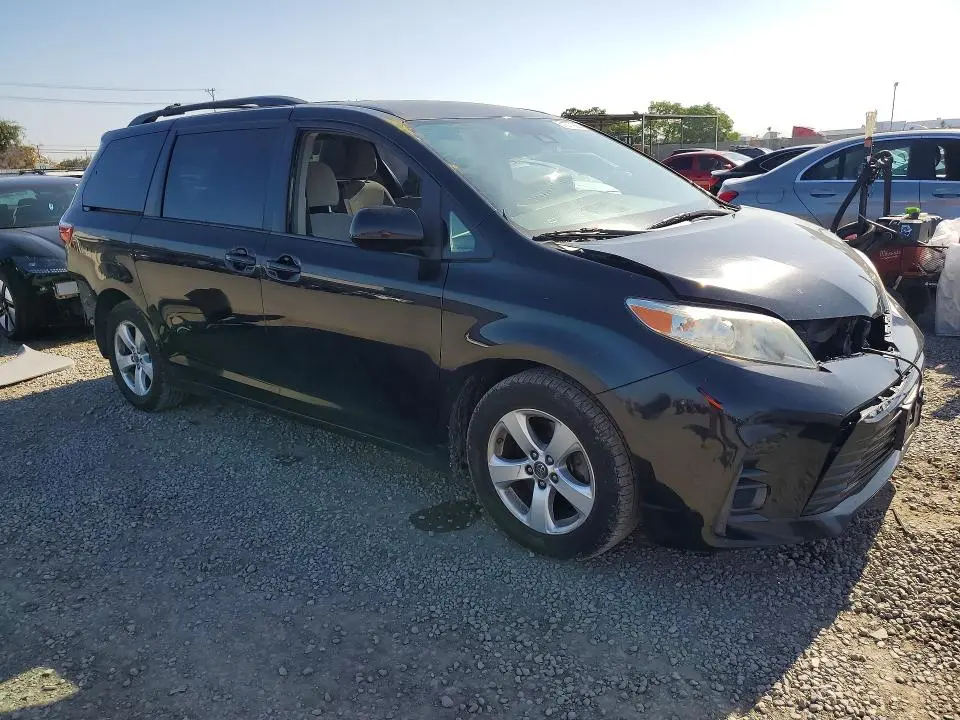 2018 TOYOTA SIENNA LE  