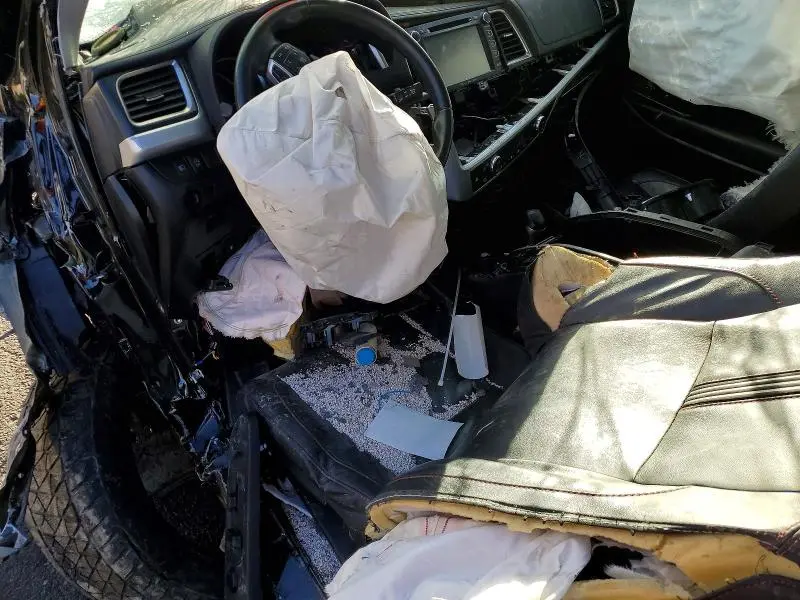 2019 TOYOTA HIGHLANDER SE  