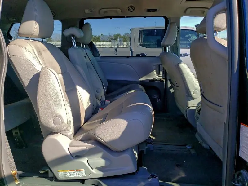 2019 TOYOTA SIENNA XLE  