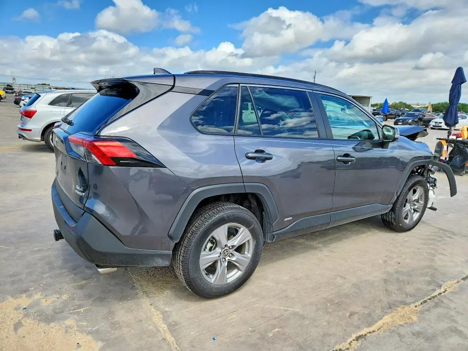 2022 TOYOTA RAV4 XLE  