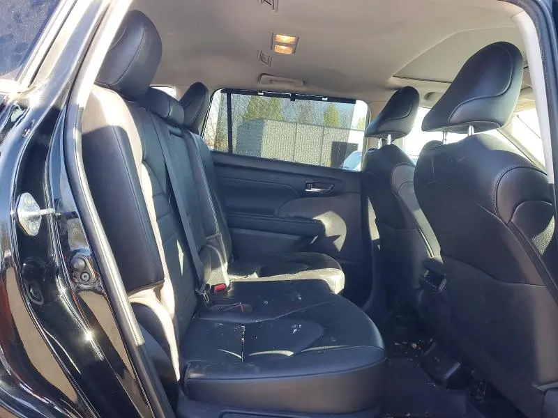2022 TOYOTA HIGHLANDER XLE  