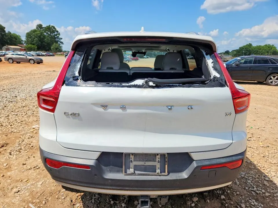 2020 VOLVO XC40 T4 MOMENTUM  