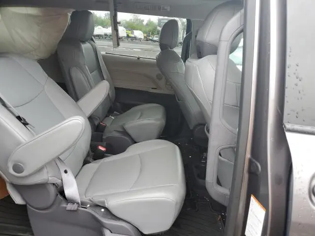 2021 TOYOTA SIENNA XLE