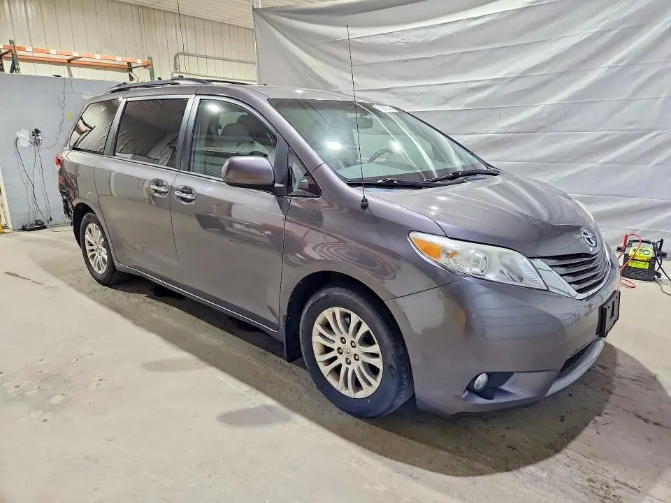 2014 TOYOTA SIENNA XLE 8-PASSENGER  