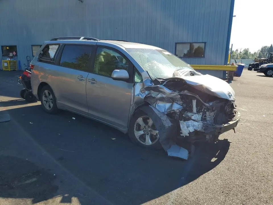 2015 TOYOTA SIENNA LE  
