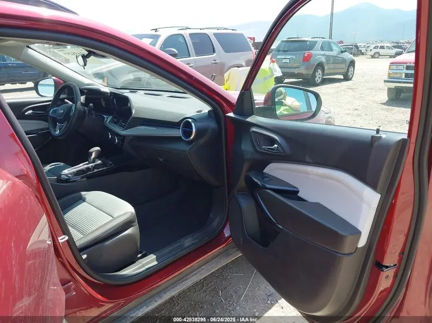 2025 CHEVROLET TRAX FWD LT