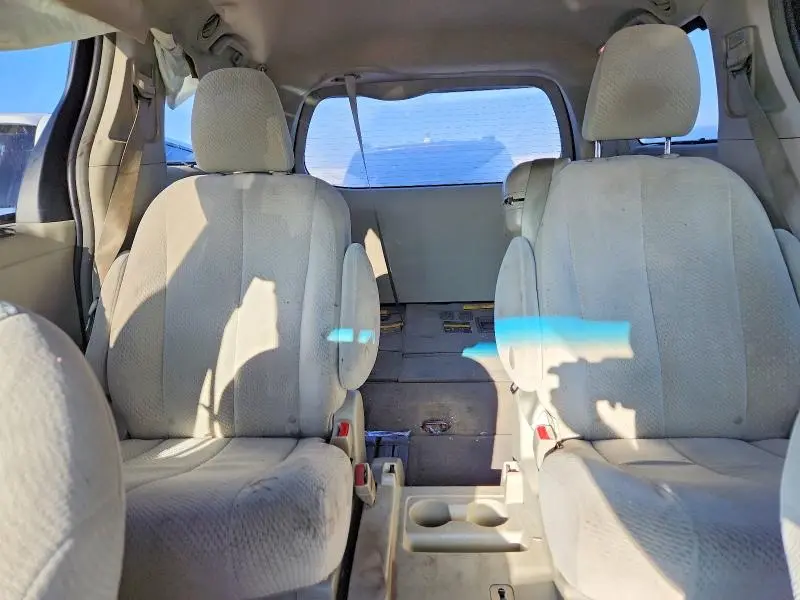 2013 TOYOTA SIENNA LE  