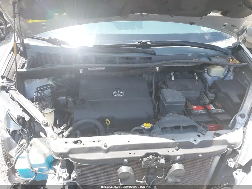 2015 TOYOTA SIENNA XLE 8 PASSENGER