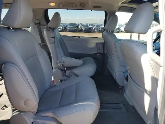 2017 TOYOTA SIENNA XLE  