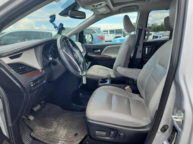 2020 TOYOTA SIENNA XLE  