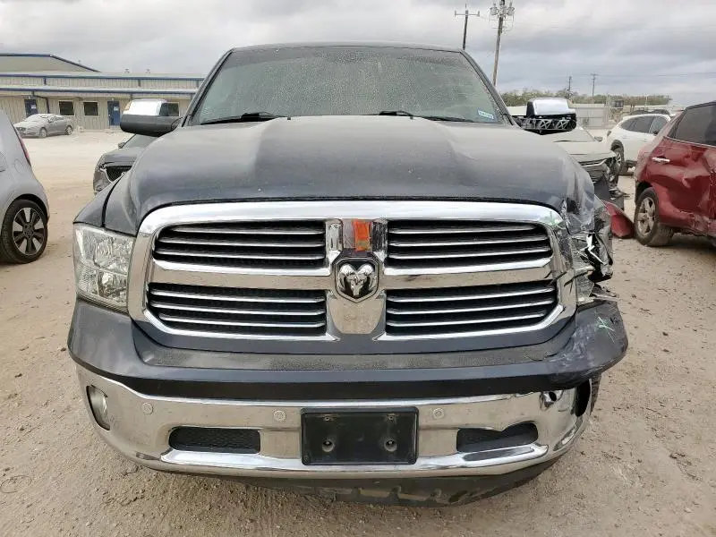 2016 RAM 1500 SLT  