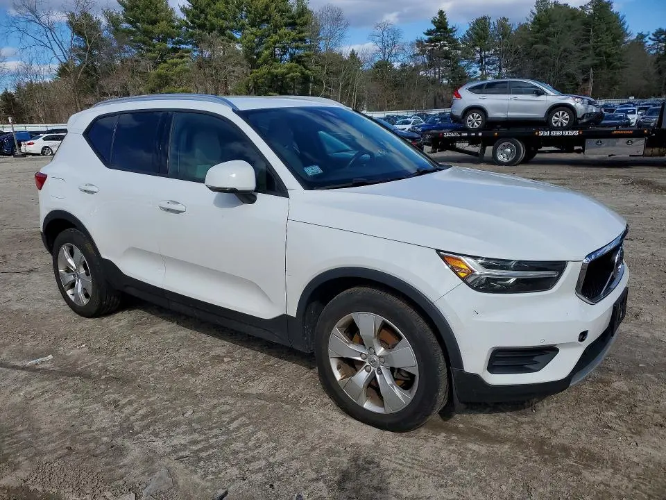 2020 VOLVO XC40 T4 MOMENTUM  