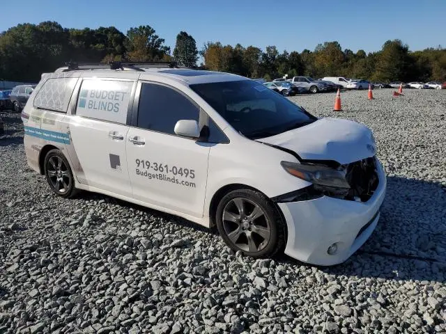 2016 TOYOTA SIENNA SE  