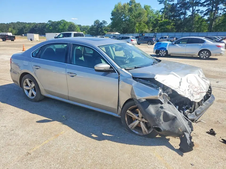 2013 VOLKSWAGEN PASSAT SE  