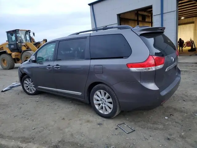 2013 TOYOTA SIENNA XLE  