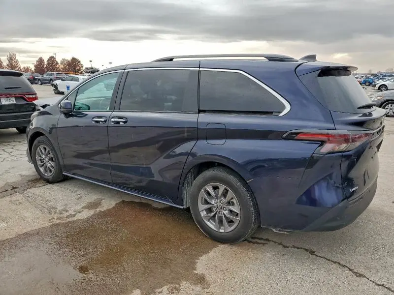 2025 TOYOTA SIENNA XLE  