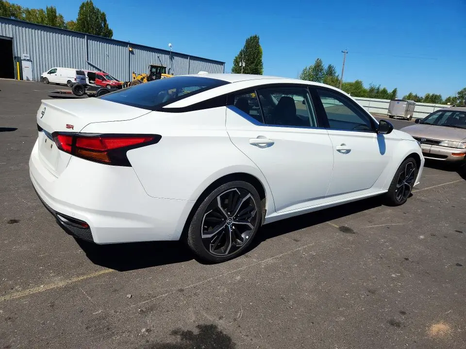 2023 NISSAN ALTIMA SR  