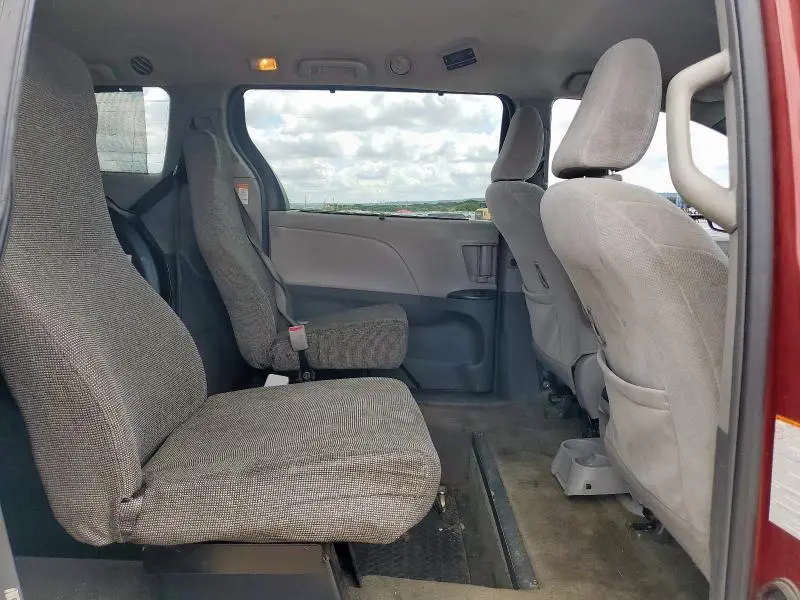 2018 TOYOTA SIENNA LE  